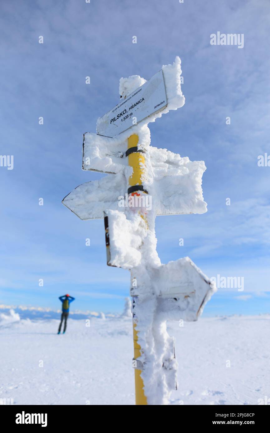 Pilsko, montagne Beskid, Slovacchia, Polonia - guida, cartello, cartello e imbarco sulla cima della montagna e della collina. Il cartello è coperto di neve e fro Foto Stock