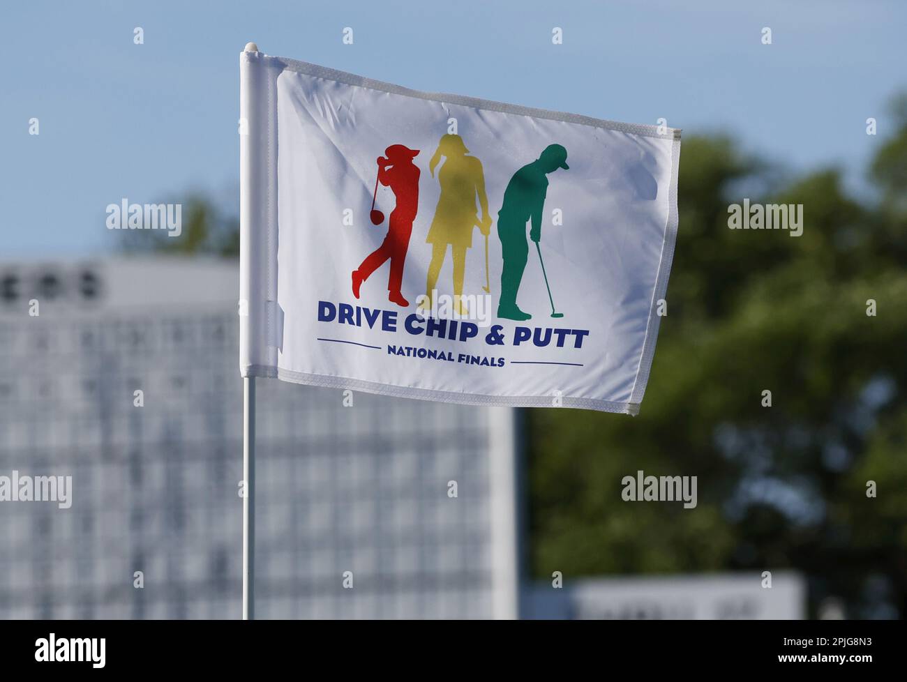 Augusta, Stati Uniti. 02nd Apr, 2023. Il logo Drive, chip e Putt è sulla bandiera verde 18th alle finali nazionali dell'Augusta National Golf Club di Augusta, Georgia, domenica 2 aprile 2023. Foto di John Angelillo/UPI Credit: UPI/Alamy Live News Foto Stock