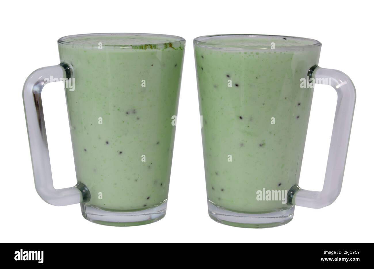 Kiwi e frullato di latte in una tazza trasparente su fondo bianco Foto Stock