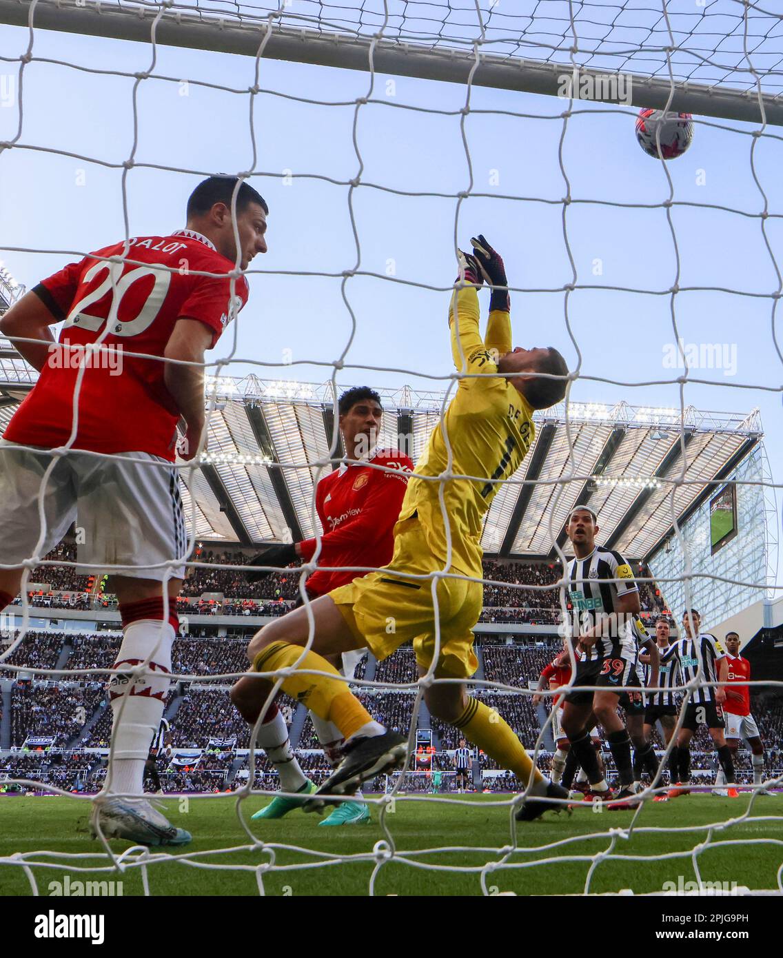 2nd aprile 2023; St James' Park, Newcastle, Inghilterra: Premier League Football, Newcastle United contro Manchester United; David De Gea del Manchester United capovolge la palla sul bar Foto Stock