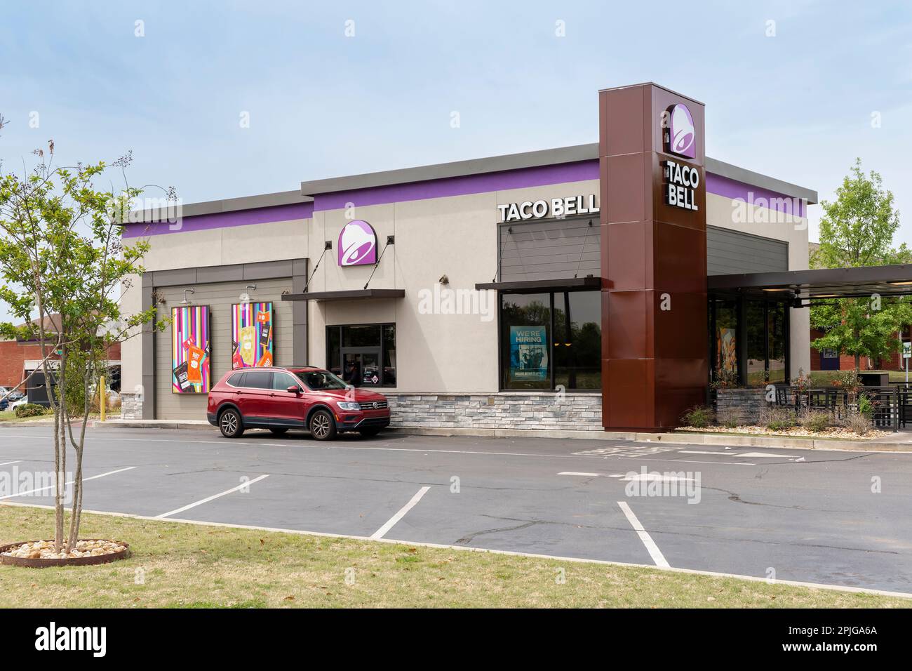 Auto al ristorante drive-thru fast food Taco Bell che mostra il logo aziendale e il design attuale a Montgomery, Alabama USA. Foto Stock