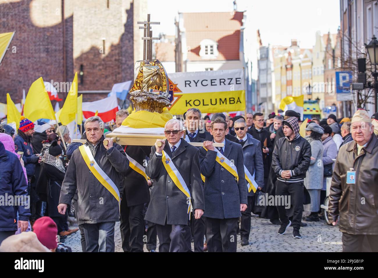 Danzica, Polonia Aprile 2nd. 2023 si vedono i cosiddetti Cavalieri di Colombo che portano un contenitore a forma di barca fatto d'oro e d'ambra in cui sono conservate le reliquie di Giovanni Paolo II. Diverse centinaia di persone con ritratti di Giovanni Paolo II e bandiere del Vaticano entrarono nel cosiddetto. Marcia papale in difesa di Papa Giovanni Paolo II il 2 aprile 2023 a Danzica, Polonia. I partecipanti alla marcia sono soprattutto pensionati e anziani, ispirati da sacerdoti cattolici e politici della coalizione di destra al governo. La marcia è stata organizzata dopo un rapporto TVN di alto profilo che rivelava che il papa ne era a conoscenza Foto Stock