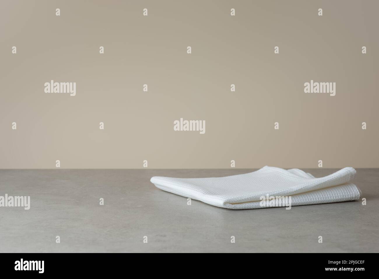 asciugamano da cucina bianco su questo sfondo, vista laterale Foto Stock