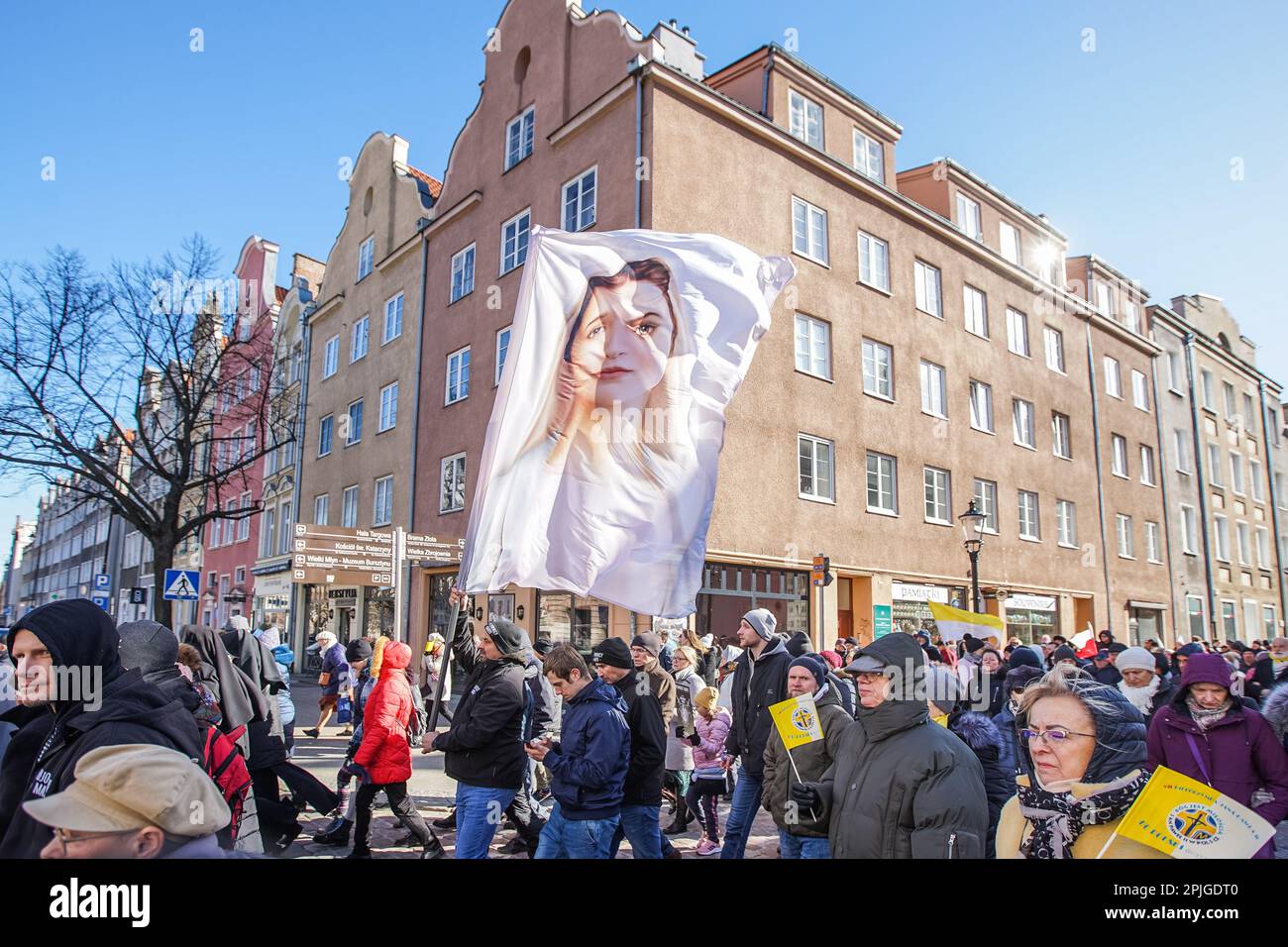 Danzica, Polonia Aprile 2nd. 2023 diverse centinaia di persone con ritratti di Giovanni Paolo II e bandiere del Vaticano entrarono nel cosiddetto. Marcia papale in difesa di Papa Giovanni Paolo II il 2 aprile 2023 a Danzica, Polonia. I partecipanti alla marcia sono soprattutto pensionati e anziani, ispirati da sacerdoti cattolici e politici della coalizione di destra al governo. la marcia è stata organizzata dopo un rapporto TVN di alto profilo che rivela che il papa conosceva la pedofilia nella chiesa cattolica e contribuiva attivamente a nasconderla, incluso il trasferimento di sacerdoti sospettati di pedofilia in altre parrocchie. (P Foto Stock