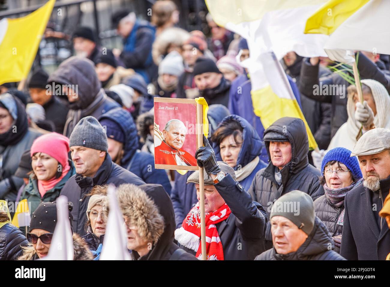 Danzica, Polonia Aprile 2nd. 2023 diverse centinaia di persone con ritratti di Giovanni Paolo II e bandiere del Vaticano entrarono nel cosiddetto. Marcia papale in difesa di Papa Giovanni Paolo II il 2 aprile 2023 a Danzica, Polonia. I partecipanti alla marcia sono soprattutto pensionati e anziani, ispirati da sacerdoti cattolici e politici della coalizione di destra al governo. la marcia è stata organizzata dopo un rapporto TVN di alto profilo che rivela che il papa conosceva la pedofilia nella chiesa cattolica e contribuiva attivamente a nasconderla, incluso il trasferimento di sacerdoti sospettati di pedofilia in altre parrocchie. (P Foto Stock