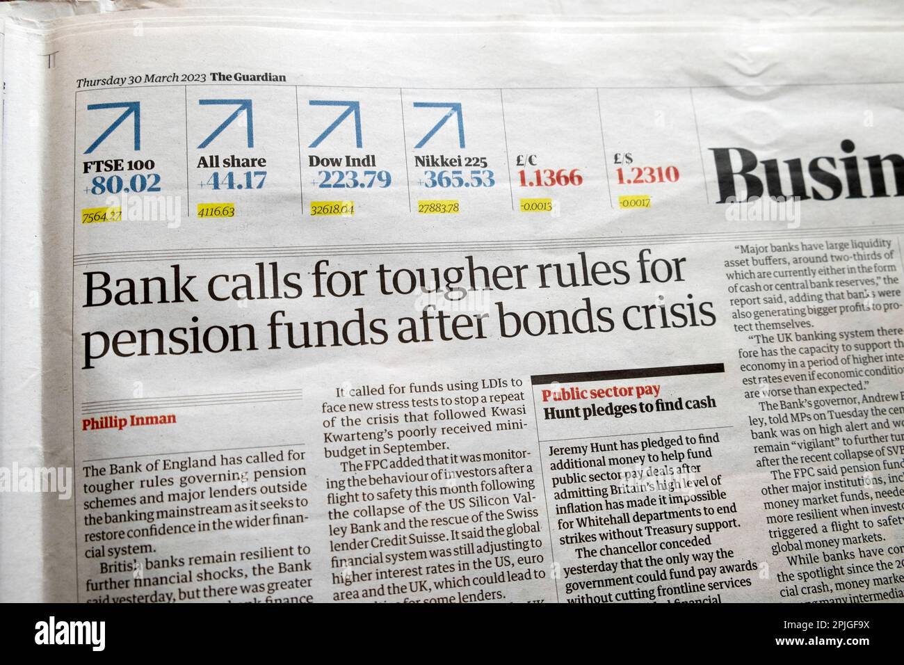 'La Banca chiede regole più severe per i fondi pensione dopo la crisi delle obbligazioni' Guardian giornale headline Business LDI articolo 30 marzo 2023 Londra UK Gran Bretagna Foto Stock