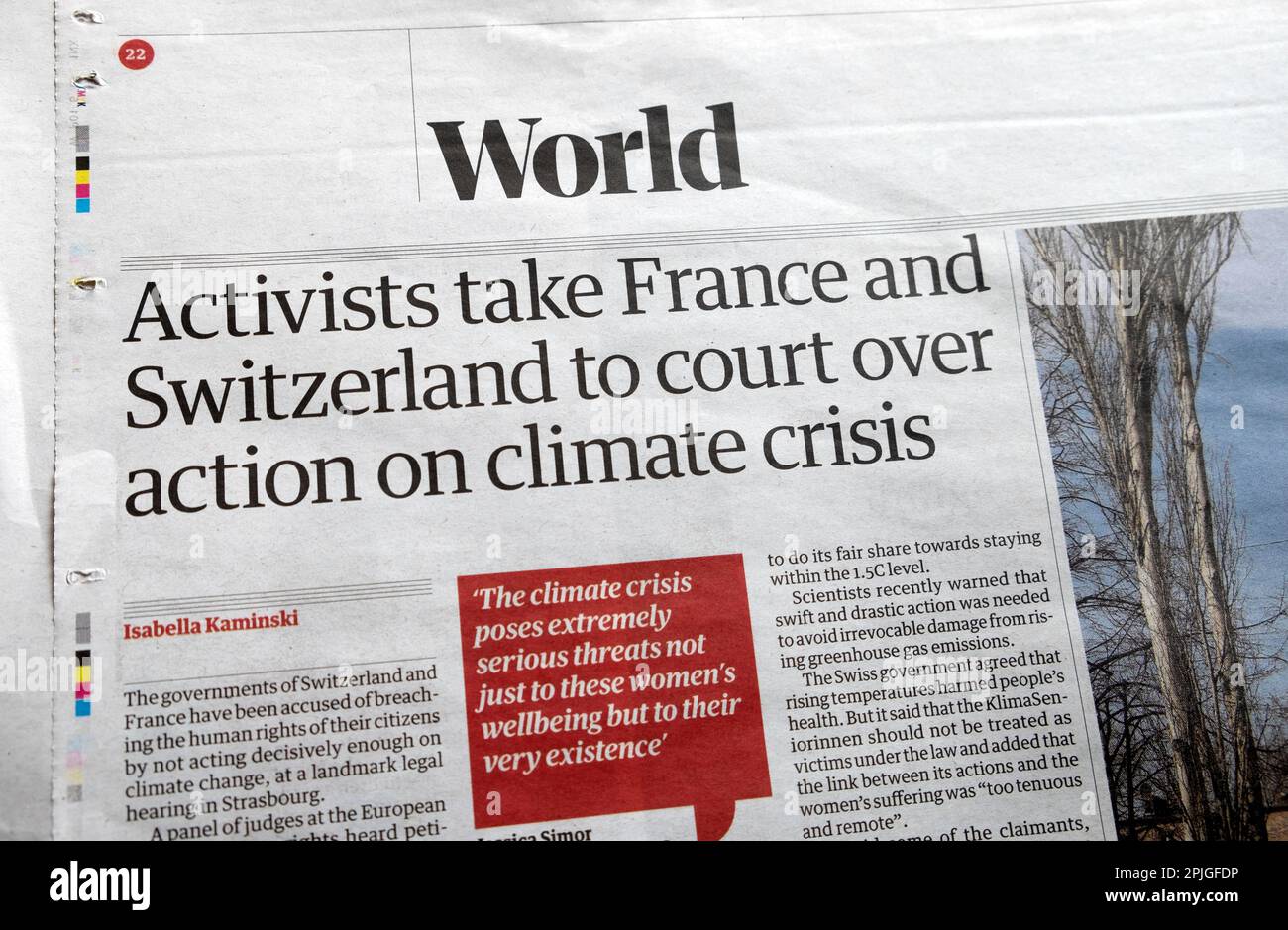"Gli attivisti portano Francia e Svizzera in tribunale per l'azione sulla crisi climatica" Guardian giornale titolo cambiamento climatico articolo 30 marzo 2023 Regno Unito Foto Stock