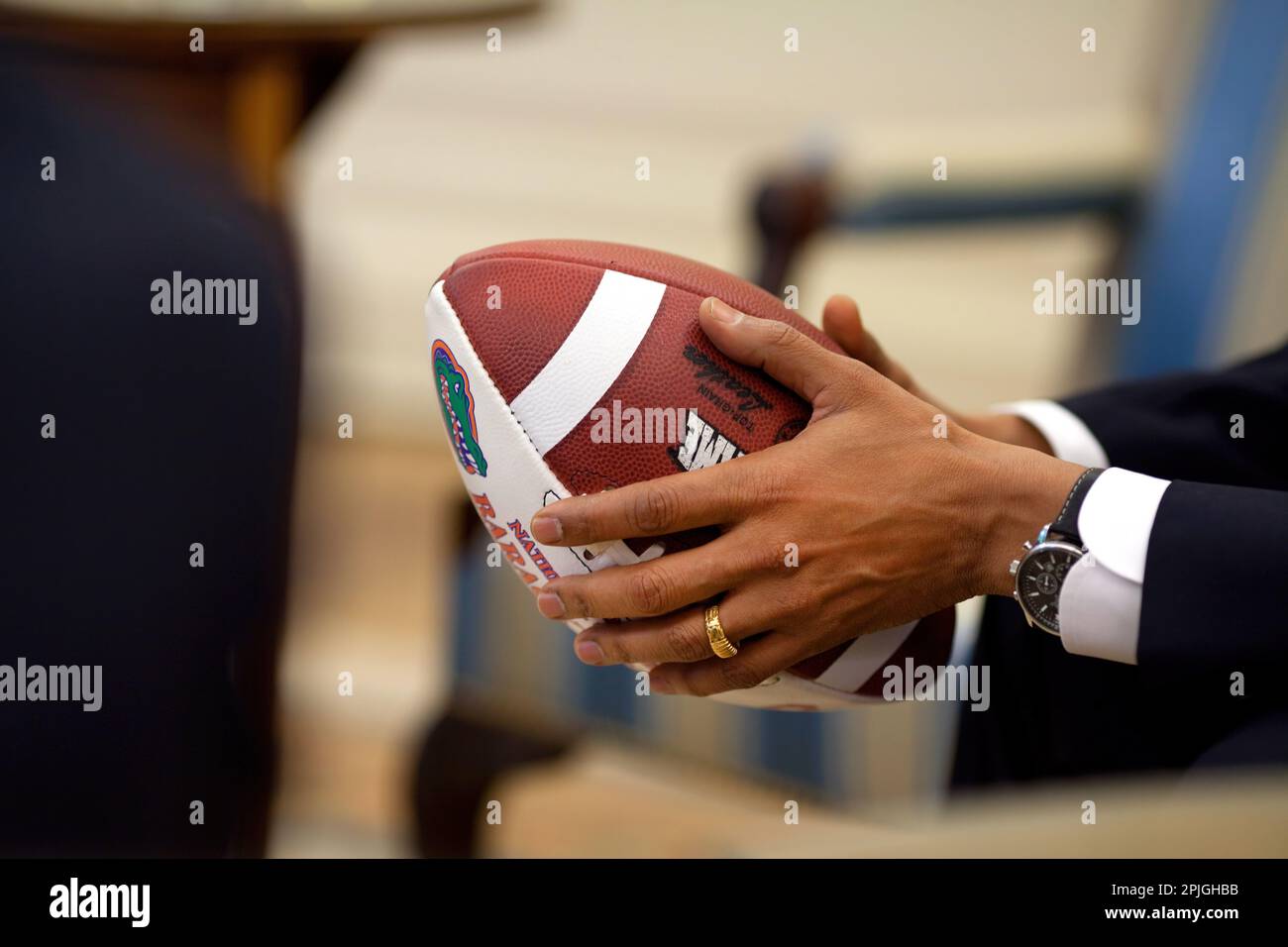 Il presidente Barack Obama detiene un calcio durante un ufficio ovale briefing per un prossimo incontro healthcare Maggio 11, 2009. Gazzetta White House Photo by Pete Souza. Foto Stock