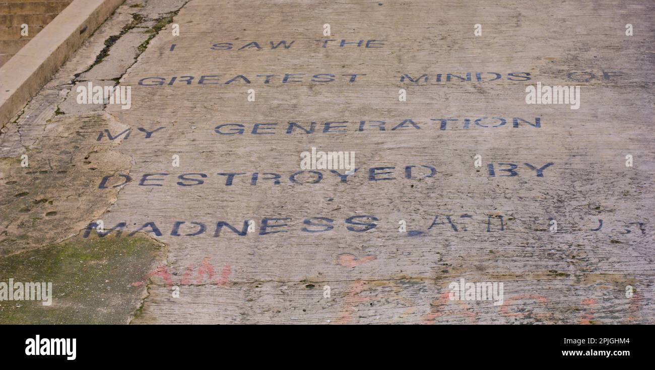 Linee di apertura dal poema di Allen Ginsberg The Howl. Stencilled su una superficie di strada bloccata a Balluta Bay, Malta. Uno dei Beat Generation. Foto Stock