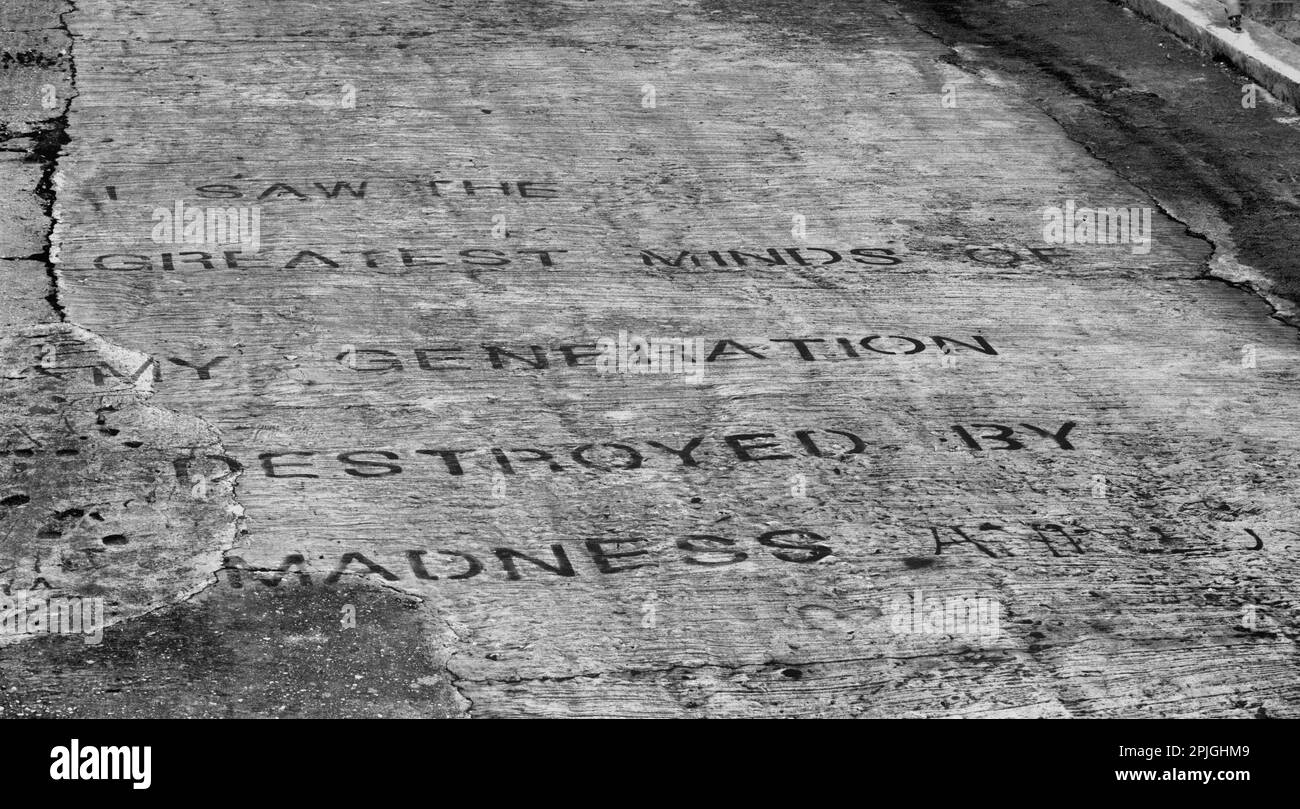 Linee di apertura dal poema di Allen Ginsberg The Howl. Stencilled su una superficie di strada bloccata a Balluta Bay, Malta. Uno dei Beat Generation. Foto Stock