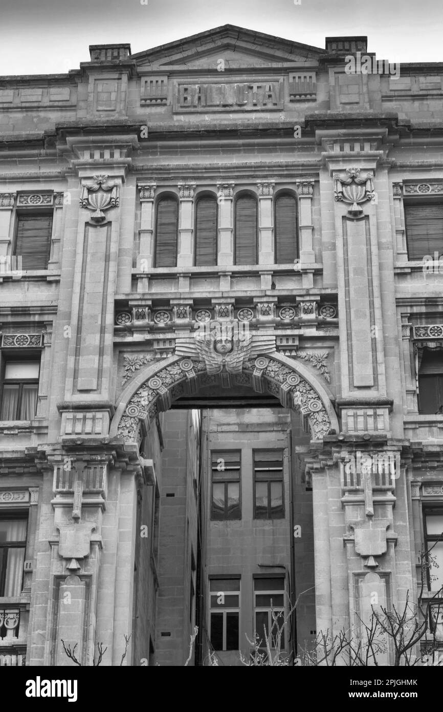 Balluta edifici a Balluta Bay, St Julian's, Malta. Un edificio Art Nouveau del 1928, uno degli ultimi esempi di Malta. Dell'architetto Giuseppe Psaia. Foto Stock