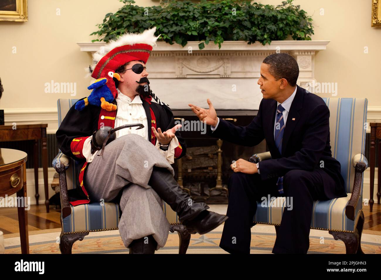 Il presidente Barack Obama con speechwriter Cody Keenan, che vestito come un pirata per un ufficio ovale photo shot per utilizzare nel discorso del Presidente della Repubblica in alla Casa Bianca corrispondenti cena Associazione Maggio 9, 2009. "Ma come ho detto durante la campagna, non possiamo parlare con i nostri amici. Duro come è, abbiamo anche per parlare con i nostri nemici e ho iniziato a fare esattamente che l' ha detto il Presidente nel suo intervento. Gazzetta White House Photo by Pete Souza. Foto Stock