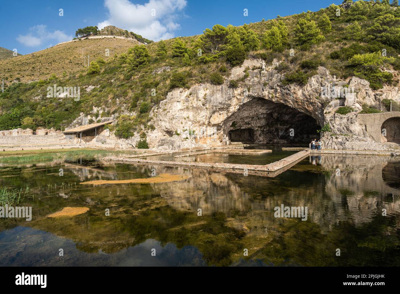 La grotta di Villa Tiberio a Sperlonga, i ruderi di un'antica villa romana, Lazio, Italia Foto Stock
