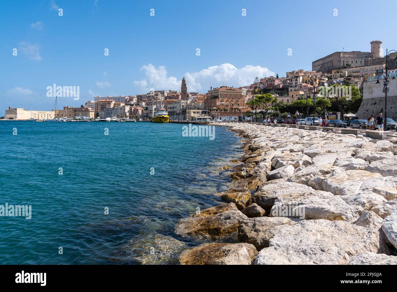 Il lungomare di Gaeta, città storica e meta turistica popolare sul Mar Mediterraneo, Lazio, Italia Foto Stock