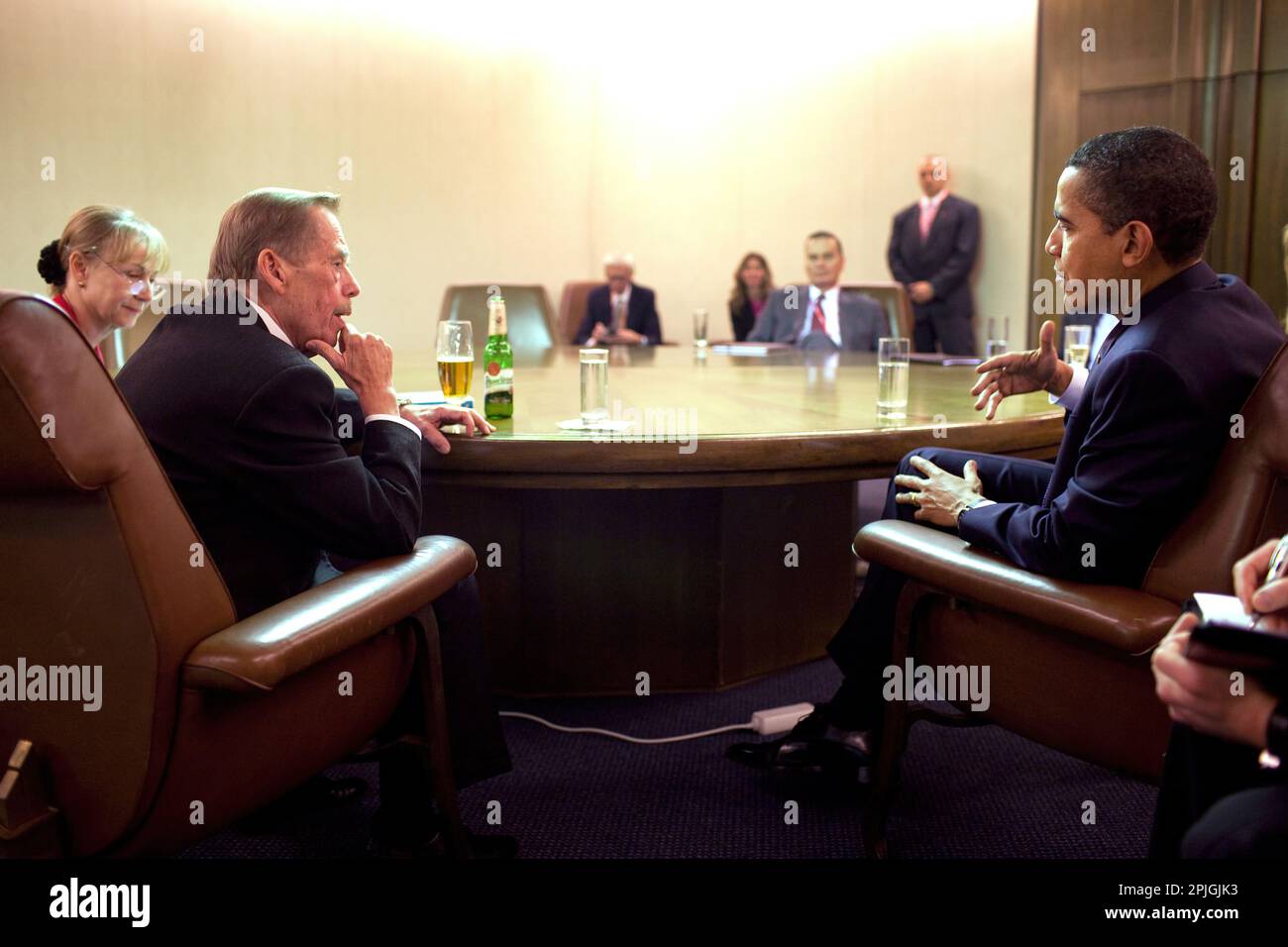 Il presidente Barack Obama si è visto in occasione di una riunione bilaterale, il 5 aprile 2009, con l'ex Presidente della Repubblica ceca Vaclav Havel durante l'Unione europea (UE) che si terrà presso il Centro Congressi di Praga a Praga, Repubblica Ceca. Gazzetta White House Photo by Pete Souza Foto Stock