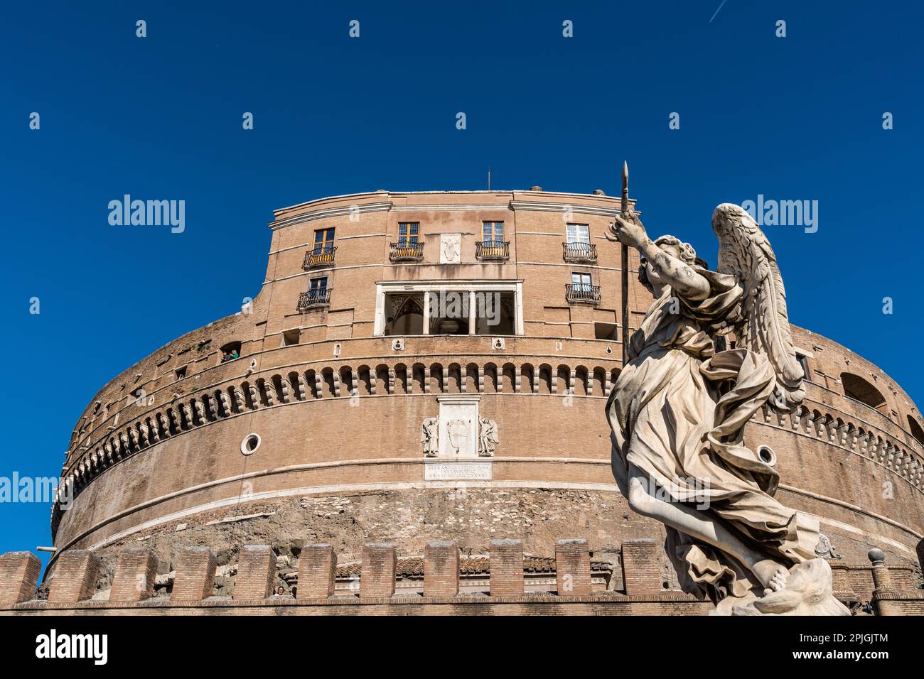 Statua di fronte a Castel Sant’Angelo, famoso monumento storico di Roma Foto Stock