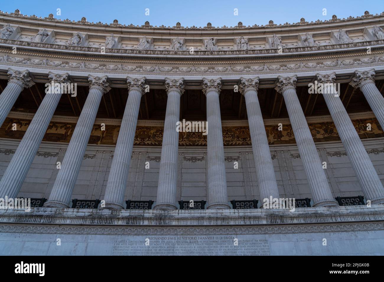 Scenografico colonnato marmoreo dell'altare della Patria (Vittoriano), Roma, Italia Foto Stock