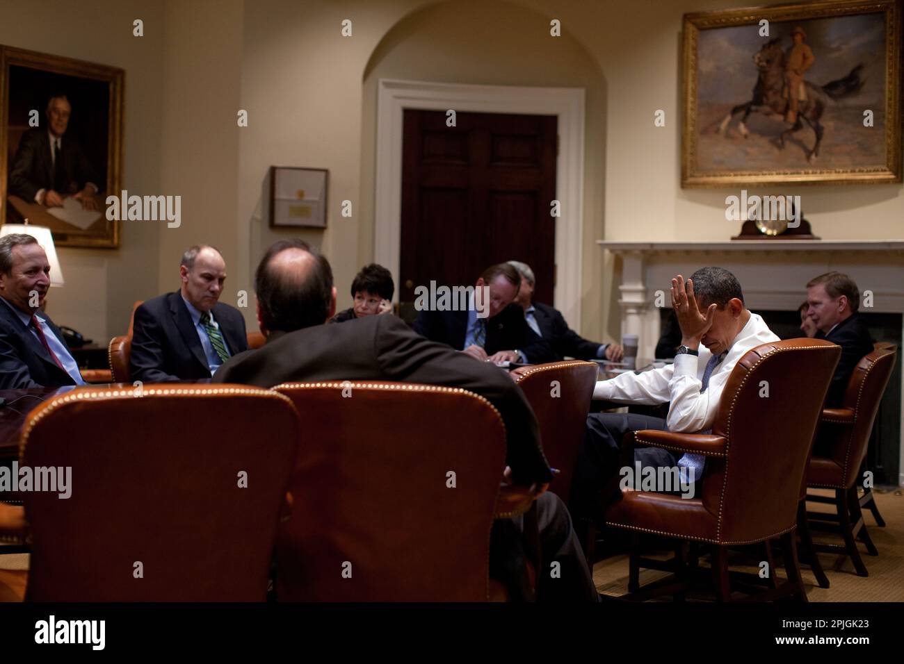 Il presidente Barack Obama incontra con i consulenti senior in the Roosevelt Room. 2/16/09. .Official White House Photo by Pete Souza Foto Stock