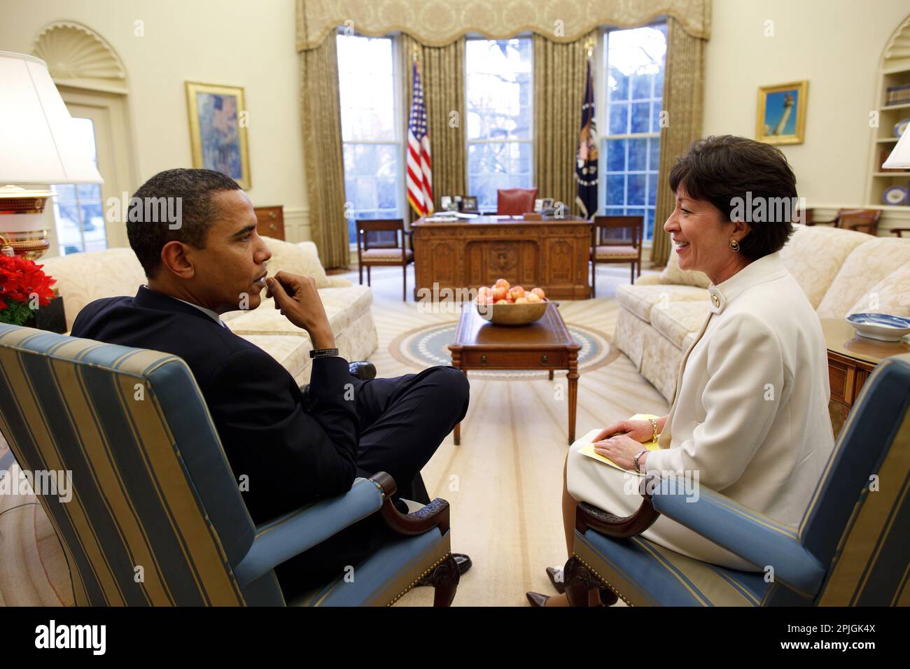 Il presidente Barack Obama incontra con il senatore Susan Collins (R-Maine) nell'ufficio ovale. Collins è stato uno dei tre senatori repubblicani che hanno votato per lo stimolo bill 2/4/09. .Official White House Photo by Pete Souza Foto Stock