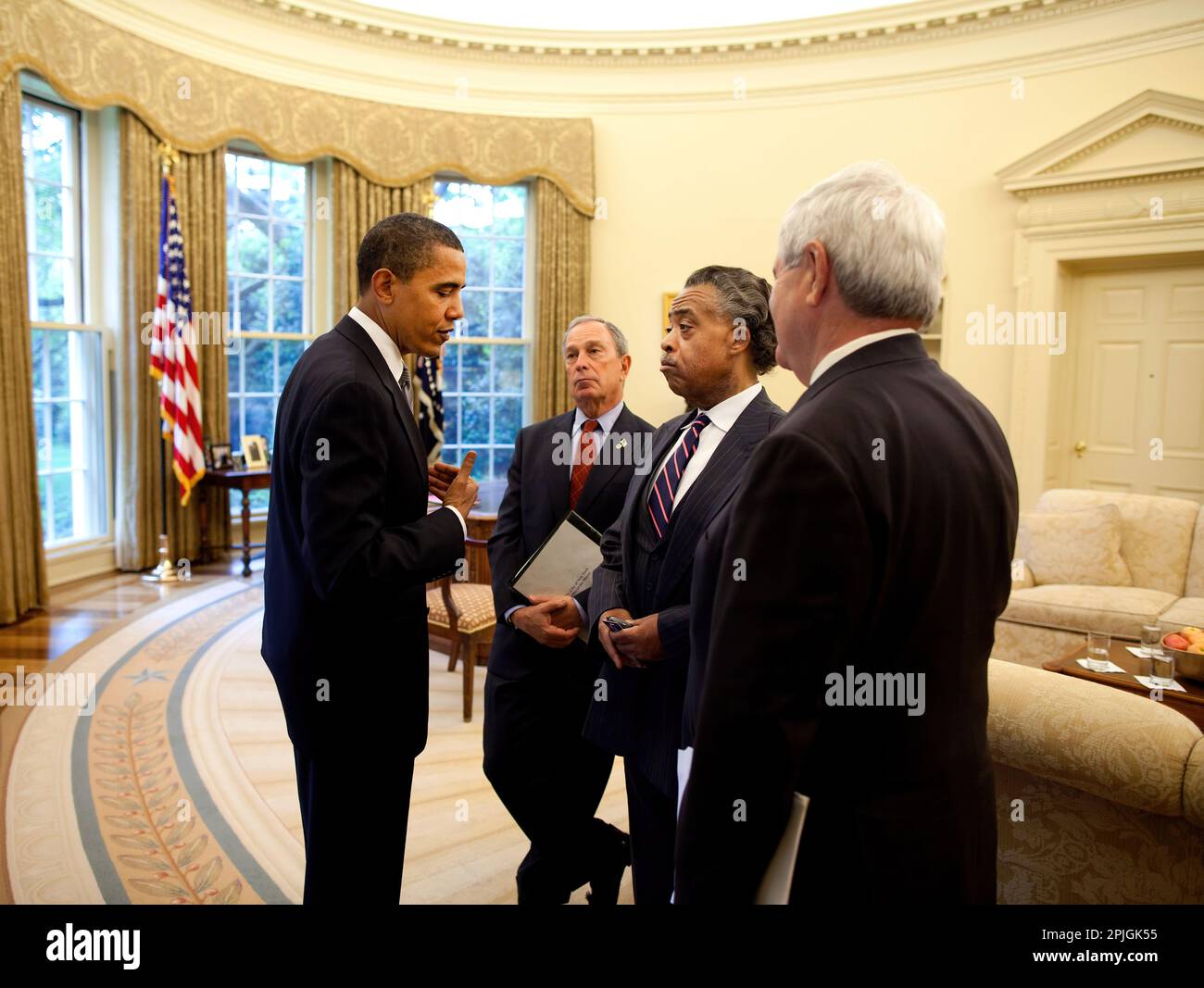 Il presidente Barack Obama incontra nell'ufficio ovale con il sindaco di New York Michael Bloomberg, Rev. Al Sharpton, ed ex presidente della Camera Newt Gingrich per discutere la riforma del settore dell'istruzione del 7 maggio 2009. Gazzetta White House Photo by Pete Souza. Foto Stock