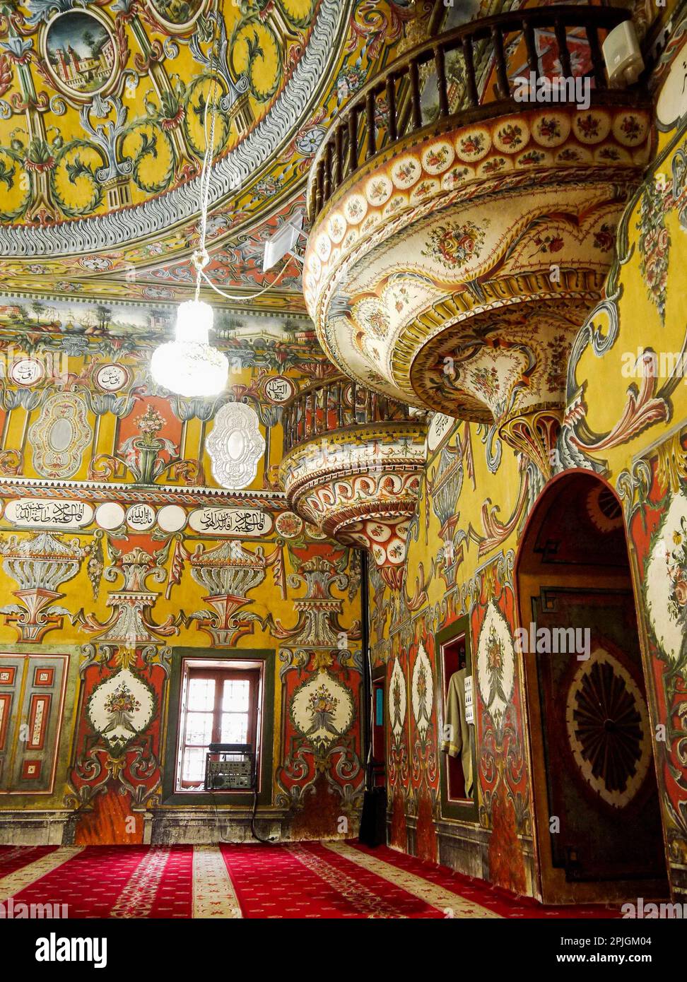 Motivi floreali dipinti dell'interno della moschea di Šarena Džamija, Tetovo, Macedonia settentrionale Foto Stock