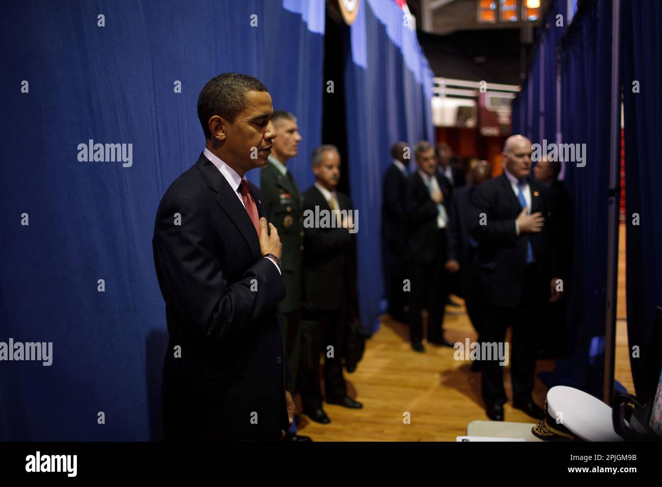 Prima di dare un discorso di politica sull'Iraq, il Presidente Barack Obama pone la sua mano sul suo cuore come inno nazionale è svolto dietro le quinte Field House, Camp Lejeune, North Carolina 2/27/09. .Official White House Photo by Pete Souza Foto Stock