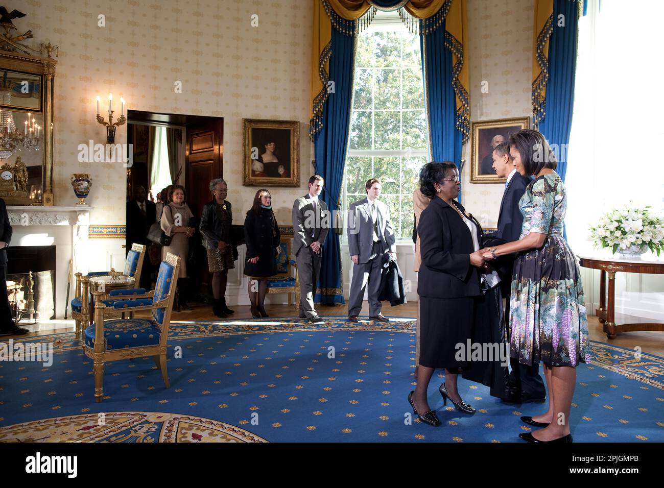 Il presidente Barack Obama e la First Lady Michelle Obama benvenuto ai visitatori per la Casa Bianca nella camera blu. 1/21/09. Gazzetta White House Photo by Pete Souza Foto Stock