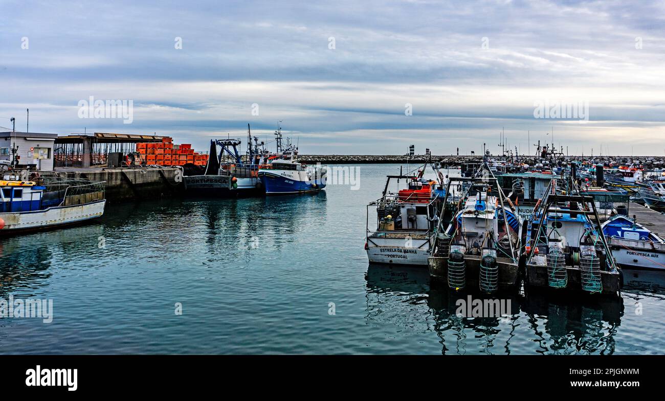 Pescherecci con reti da traino vincolati nel porto di pesca di Quarteira, Portogallo. Foto Stock
