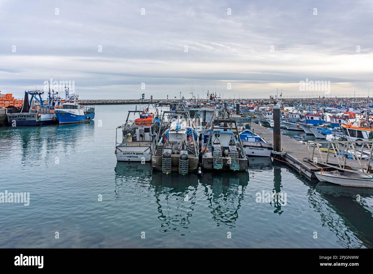 Pescherecci con reti da traino vincolati nel porto di pesca di Quarteira, Portogallo. Foto Stock