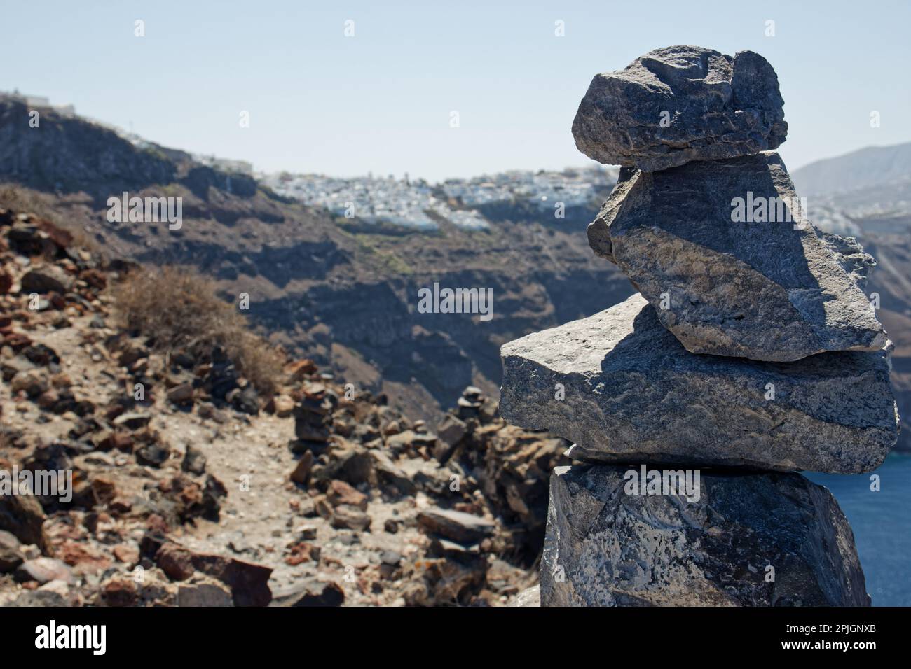 Primo piano di una colonna di roccia vicino a Skaros Rock, Santorini, Grecia Foto Stock