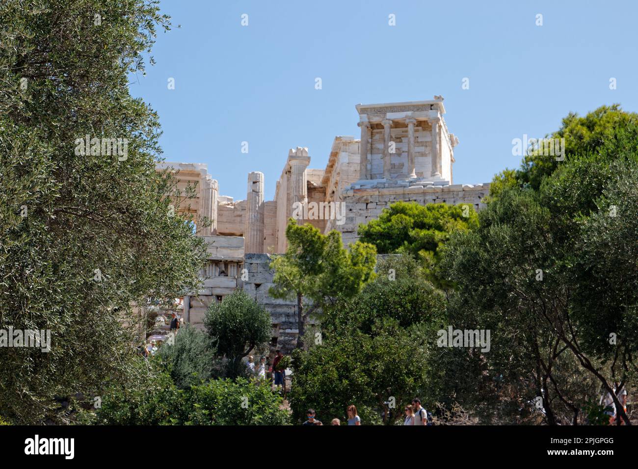 Tempio di Athena Nike in cima all'Acropoli, come si vede dal basso Foto Stock