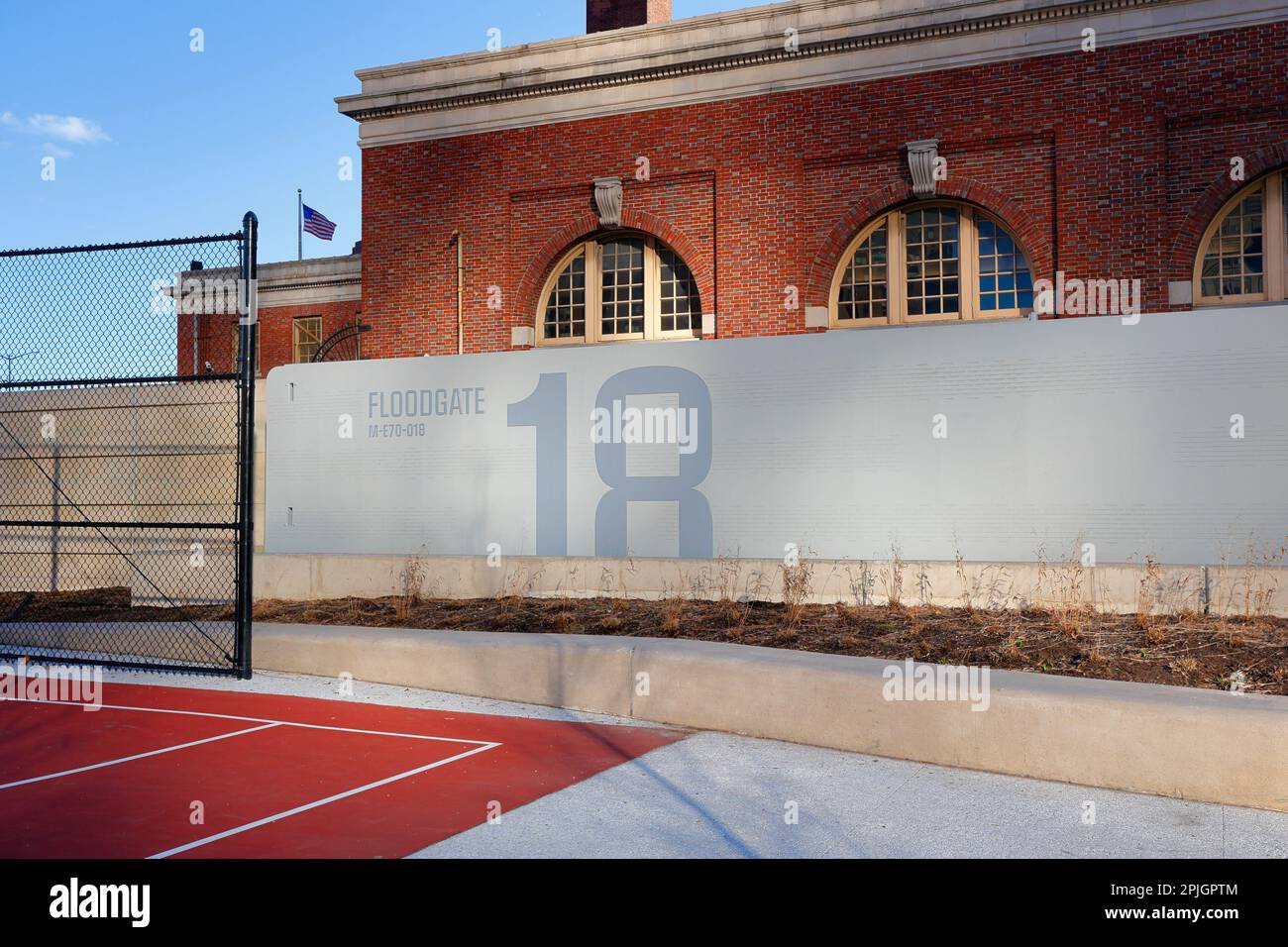 Flood Gate 18, un cancello di protezione dalle inondazioni a rulli da 45 tonnellate installato dall'East Side Coastal Resiliency Project, Asser Levy Playground, Manhattan, New York Foto Stock