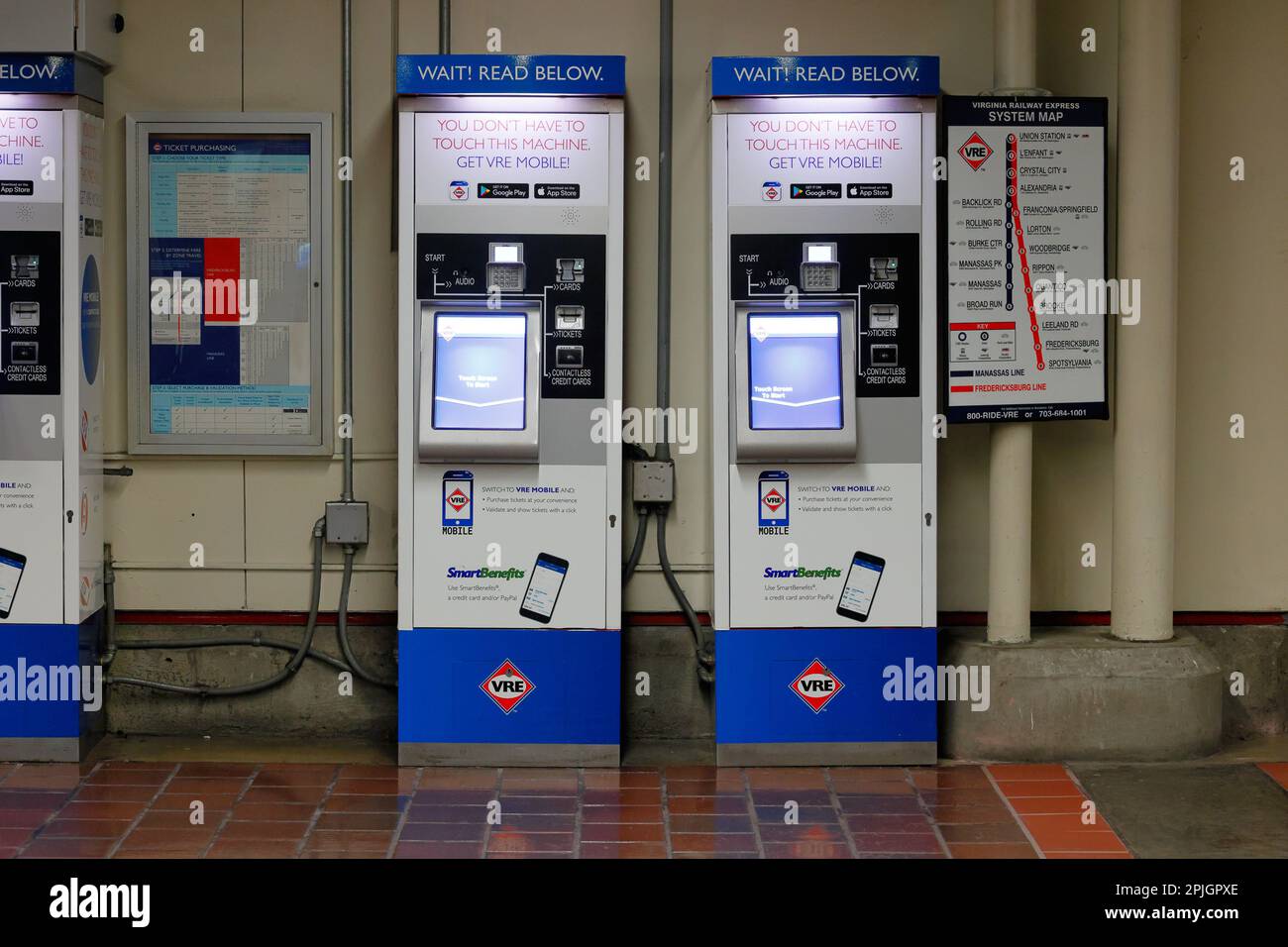 I biglietti della Virginia Railway Express con interfaccia touchscreen e pagamento con carta di credito senza contatto presso Union Station a Washington DC. Foto Stock