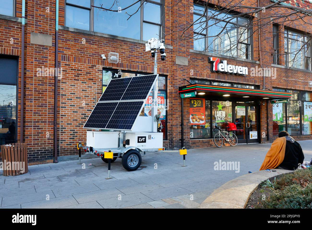 Un'unità di sorveglianza mobile a energia solare Liveview Technologies in una piazza pedonale nel quartiere di Mount Vernon Square a Washington DC. Foto Stock