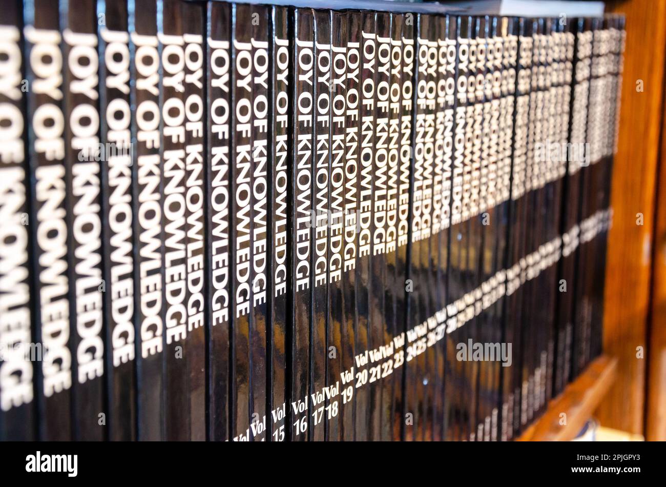 Una serie completa di volumi della gioia della conoscenza enciclopedia su una libreria Foto Stock