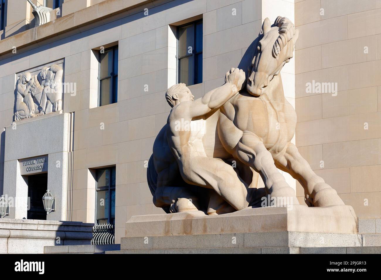 Man Controlling Trade, una delle due sculture in stile Art Deco scolpite da Michael Lantz per la Federal Trade Commission di Washington DC Foto Stock