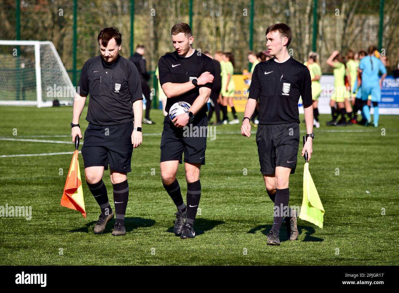 Teesside, Regno Unito. 02 Apr 2023. I funzionari della partita hanno lasciato il campo dopo che il Middlesbrough Women FC (in rosso e bianco) ha giocato il Stockport County Ladies FC nella fa Women’s National League Division One North. I visitatori hanno vinto 1-6 dollari al Map Group UK Stadium di Stockton-on-Tees, una linea di scoreline che è stata dura per la casa. Credit: Teesside Snapper/Alamy Live News Foto Stock