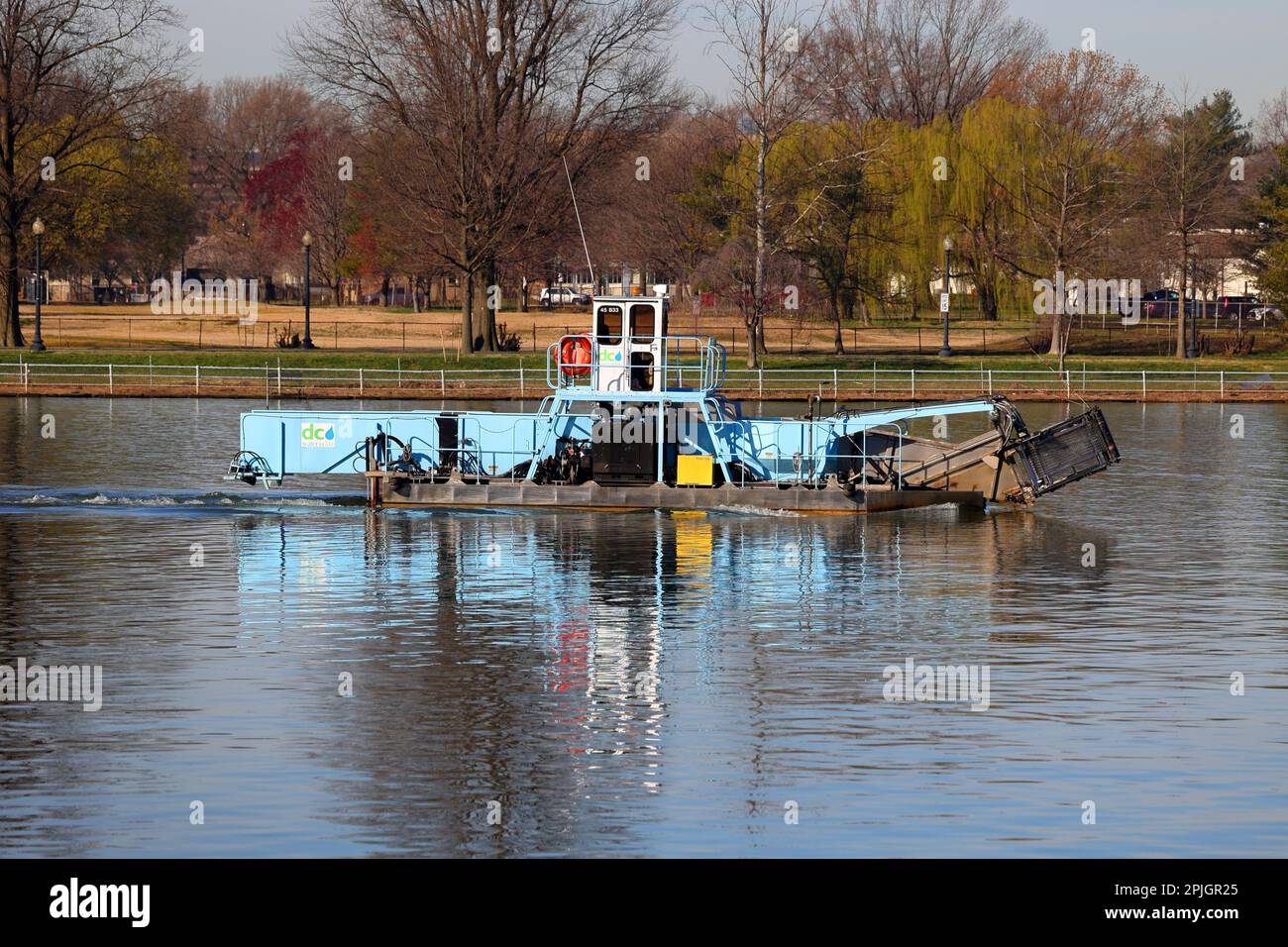 Una barca skimmer DC Water nel canale di Washington a Washington DC. Le barche del fiume spazzano via i rifiuti dai fiumi e dai corsi d'acqua Potomac e Anacostia Foto Stock