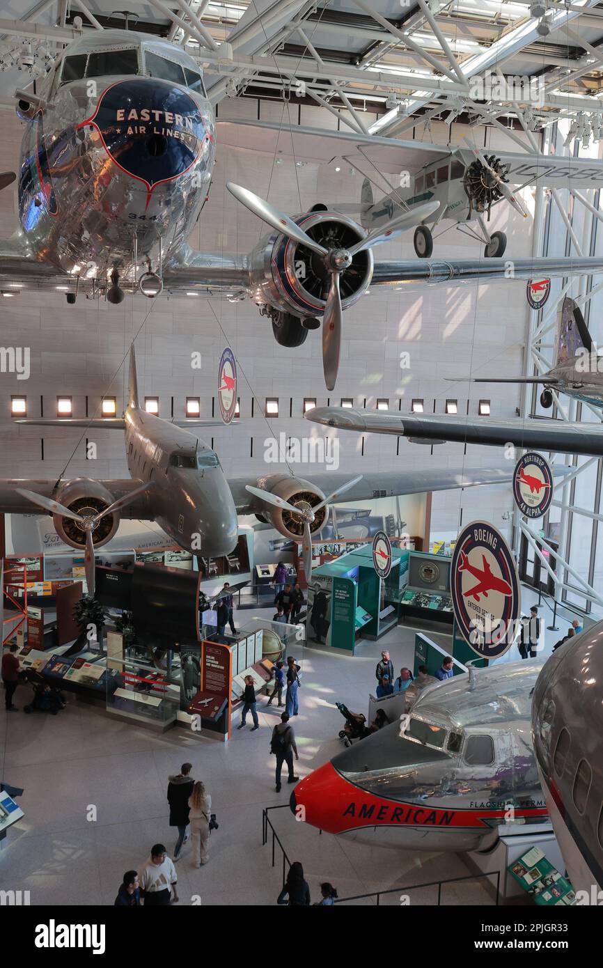 All'interno dello Smithsonian National Air and Space Museum, Washington DC. La mostra America by Air esplora i viaggi aerei e il settore delle compagnie aeree Foto Stock