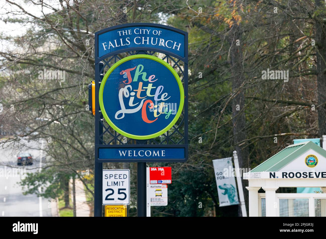 Il cartello di benvenuto della City of Falls Church con il motto The Little City su N Roosevelt St, Falls Church, Virginia Foto Stock