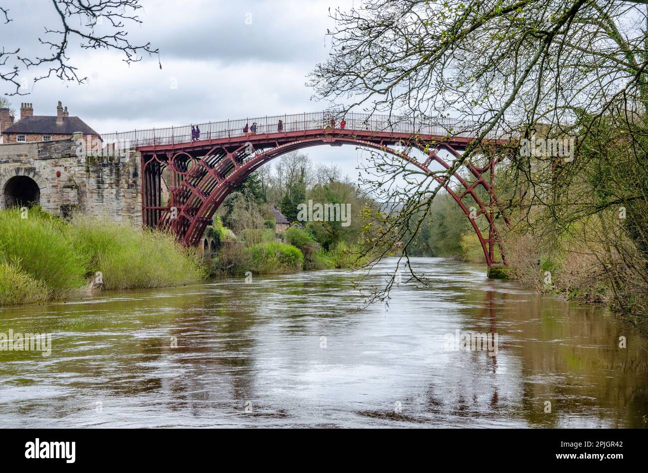 Una vista del ponte di ferro che attraversa il fiume Severn a Ironbridge nello Shropshire, Regno Unito Foto Stock