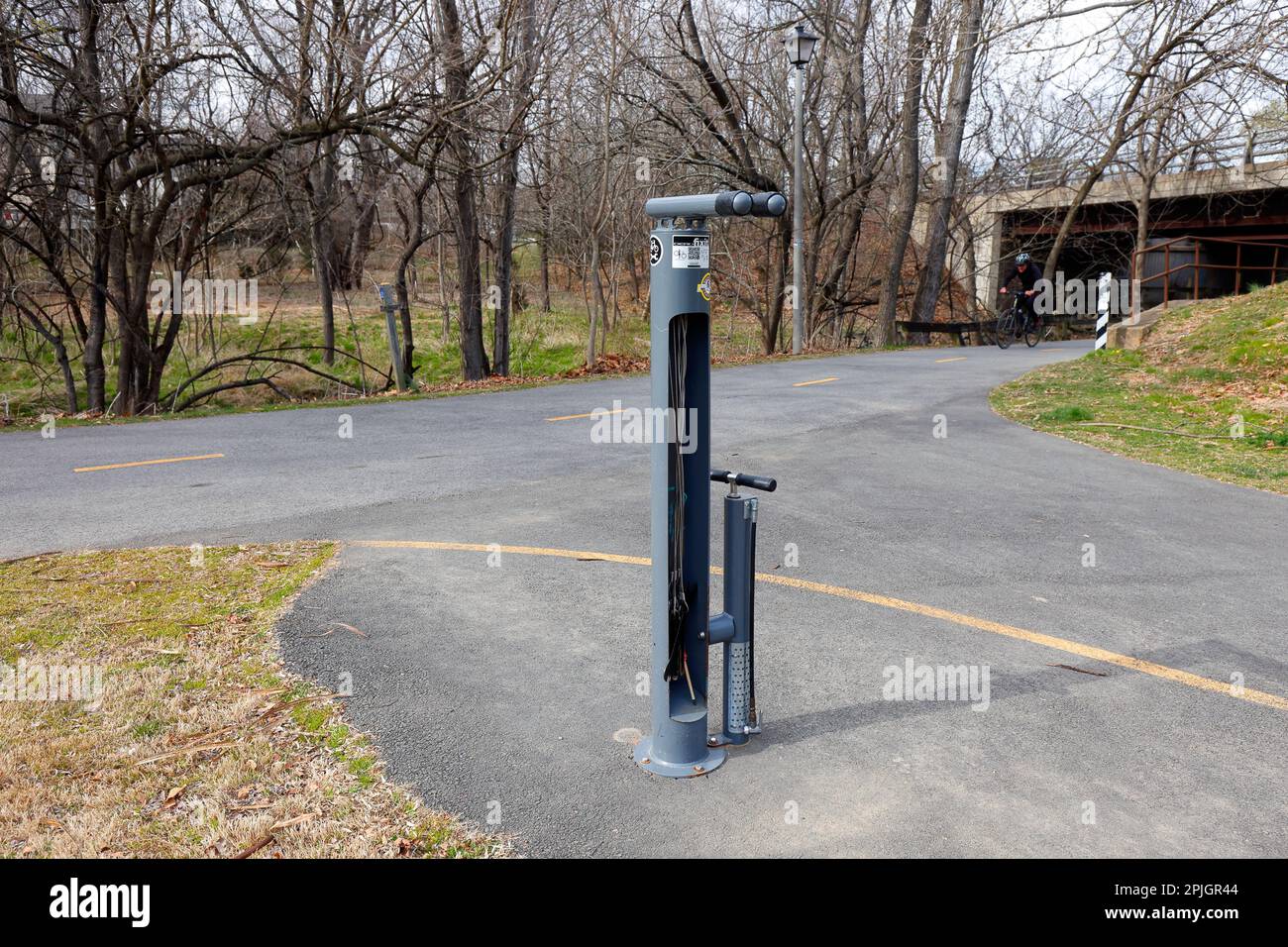 Una stazione di riparazione di biciclette Dero Fixit con attrezzi per biciclette e pompa d'aria, a Benjamin Banneker Park, Arlington, Virginia. Foto Stock