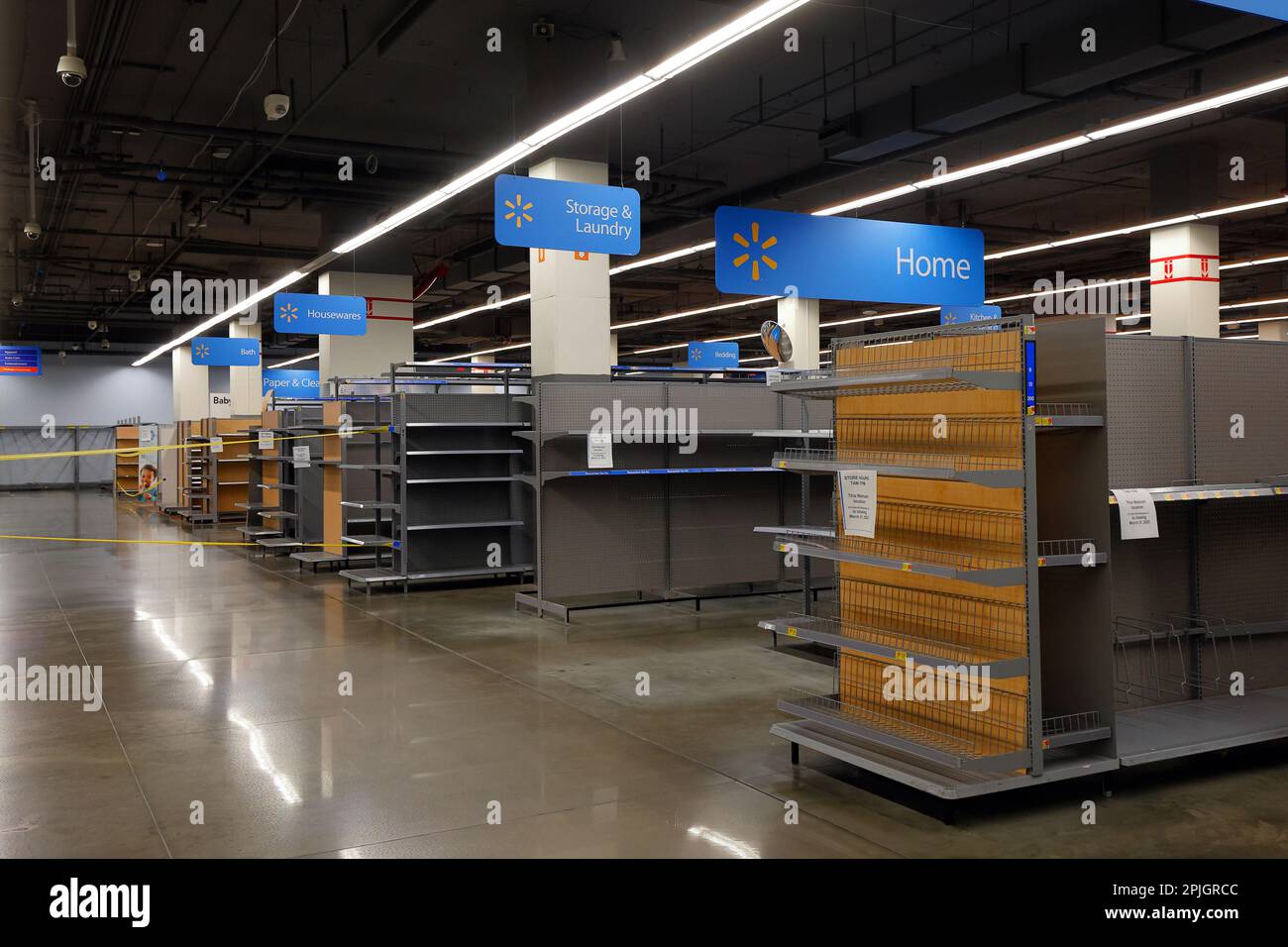 Scaffali vuoti e navate vuote in un negozio Walmart che chiude a Washington DC, 29 marzo 2023. Walmart sta chiudendo negozi nelle aree urbane. Foto Stock