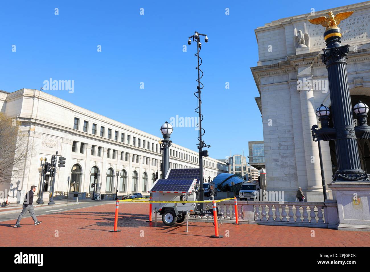 Un'unità di sorveglianza mobile alimentata a energia solare della polizia Amtrak situata al di fuori della Union Station a Washington DC. videocamera di sicurezza wireless e streaming live Foto Stock