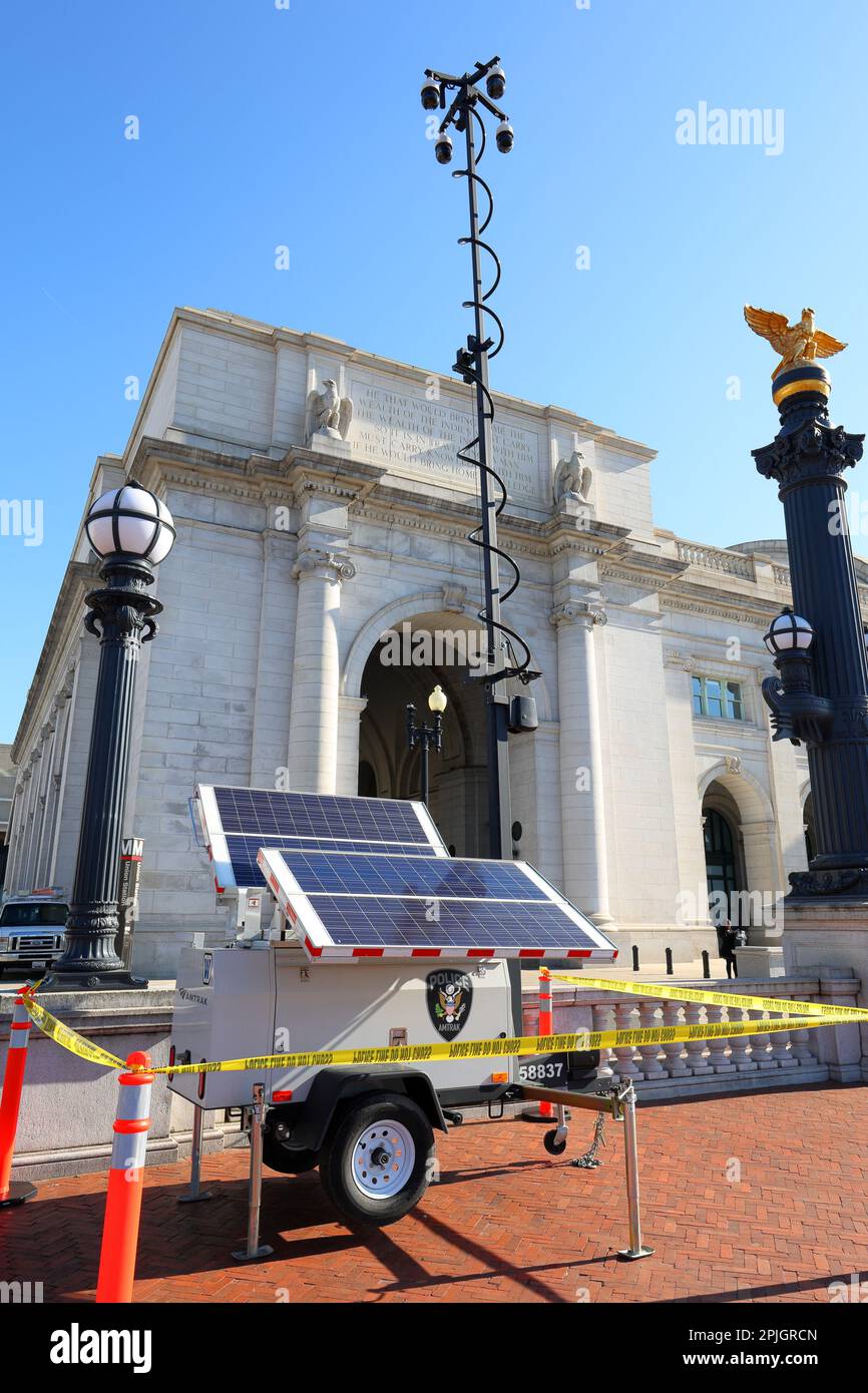 Un'unità di sorveglianza mobile alimentata a energia solare della polizia Amtrak situata al di fuori della Union Station a Washington DC. videocamera di sicurezza wireless e streaming live Foto Stock