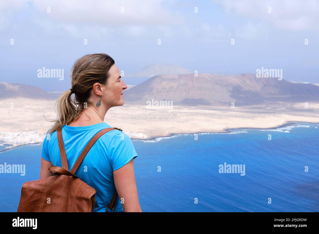 Bella donna con gli occhi chiusi rilassarsi al punto di osservazione, Lanzarote, Isole Canarie Foto Stock