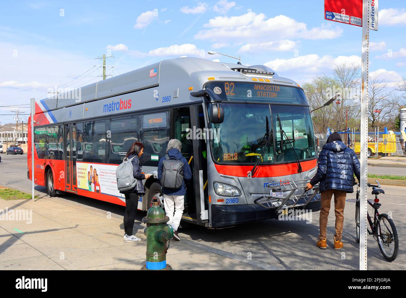 Persone che salite a bordo del Metrobus B2 a Washington DC con una persona che usa il portabiciclette dell'autobus Foto Stock
