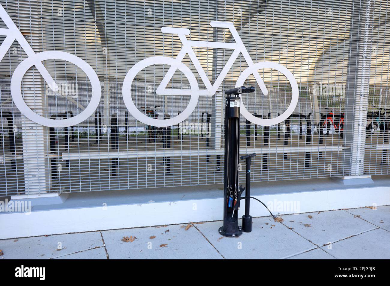 Una stazione di riparazione di biciclette Dero Fixit con attrezzi per biciclette e pompa d'aria all'esterno della DC Metro East Falls Church Metrorail Bike and Ride Facility Foto Stock