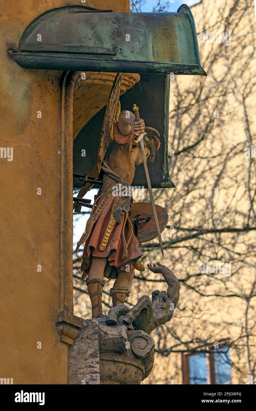 Scultura di San Michele Arcangelo combatte contro il diavolo, in un edificio residenziale nel Jakob Fugger Siedlung, Augusta, Baviera, Germania, Europa Foto Stock