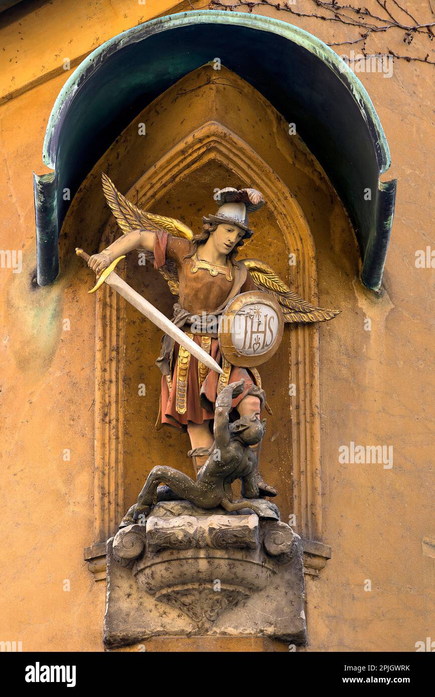 Scultura di San Michele Arcangelo combatte contro il diavolo, in un edificio residenziale nel Jakob Fugger Siedlung, Augusta, Baviera, Germania, Europa Foto Stock